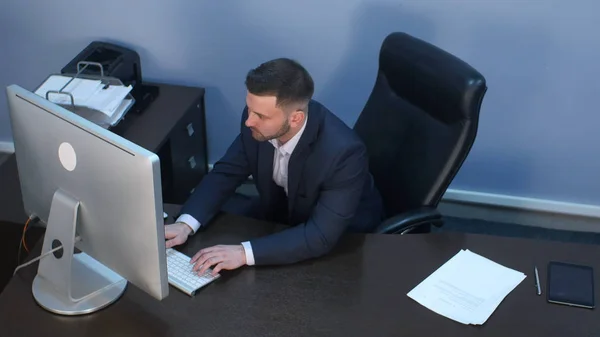 Hombre de negocios trabajando en la computadora en la oficina — Foto de Stock