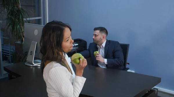 Νέοι επιχειρηματίες το γεύμα μαζί, τρώγοντας πράσινο μήλο — Φωτογραφία Αρχείου