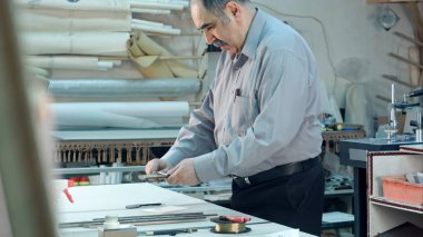 Çerçeve stüdyosunda atölyede çalışan üst düzey erkek işletme sahibi