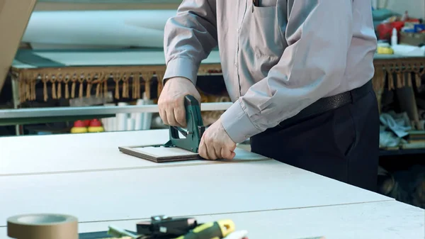 Marco de acabado de trabajador senior en taller — Foto de Stock