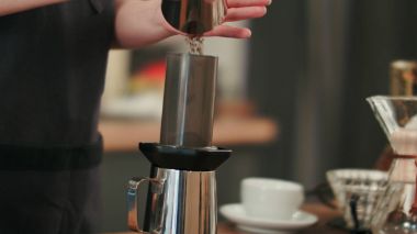 Öğütülmüş kahve ekleme ve sıcak su dökme Barista