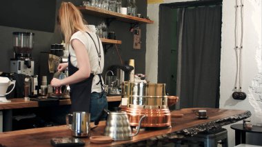 Barista geleneksel kaynatın Türk kahvesi hazırlanıyor