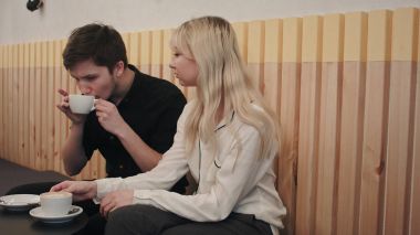 Kafede bir tarih olan, söz ve kahve içme genç, güzel Çift