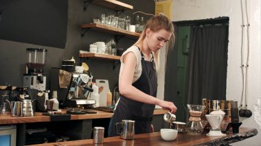 Barista dökerek kahve ve süt için bir fincan kahve dükkanında