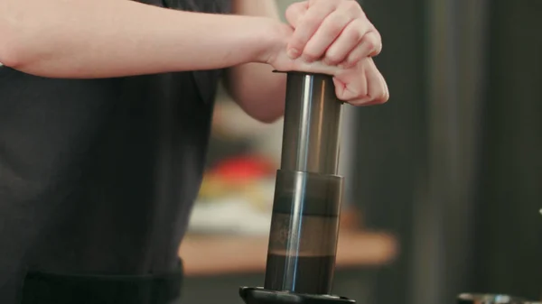 Barista preparando café negro con aeroprensa — Foto de Stock