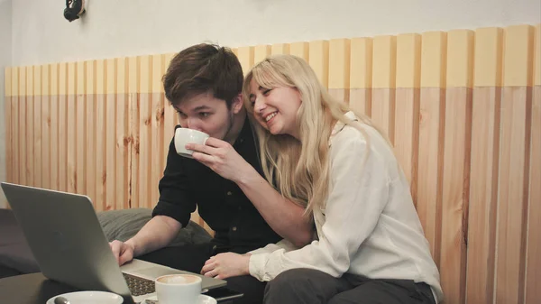 Casal de estudantes que têm vídeo chat com amigos no café — Fotografia de Stock