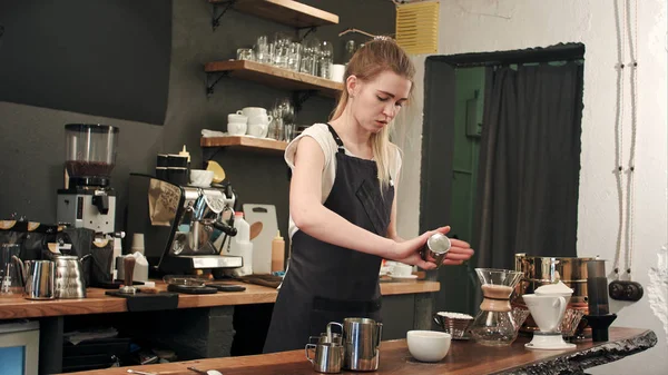 Hände von Barista fügen Salz-Karamell im Kaffee hinzu — Stockfoto