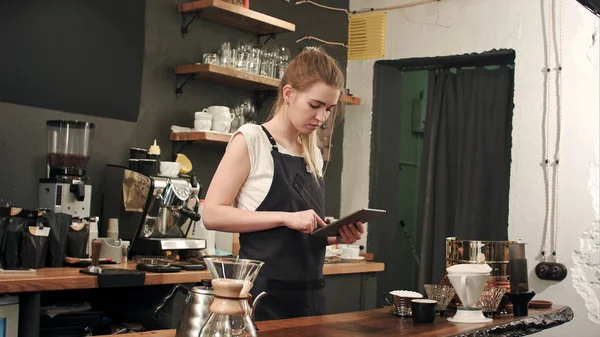 Heureux barista ou serveur dans tablier avec tablette PC au bar ou café — Photo