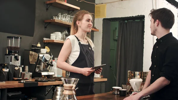 Cliente masculino pidiendo barista para hacer café en la cafetería — Foto de Stock