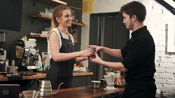 Cliente en el mostrador de la cafetería esperando café — Foto de Stock