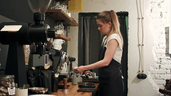 Barista haciendo café con café de elaboración profesional — Foto de Stock