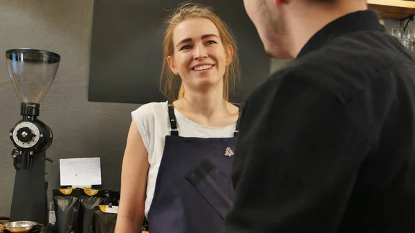 Cliente em café pagando em dinheiro para o café — Fotografia de Stock