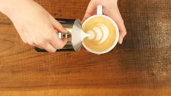 Hogyan készítsünk latte art a tej és a kávé barista fókusz — Stock Fotó