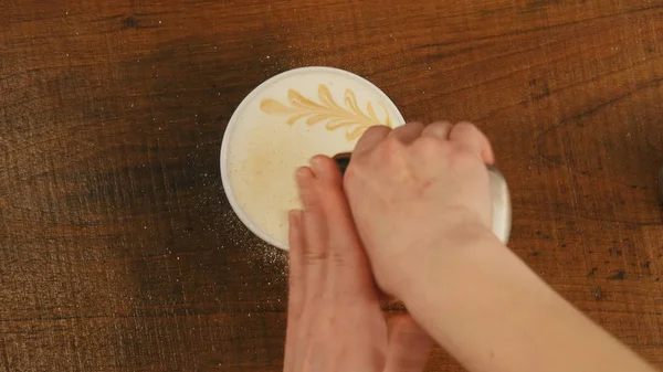 Бариста готовит капучино латте художественный кофе в белой чашке — стоковое фото