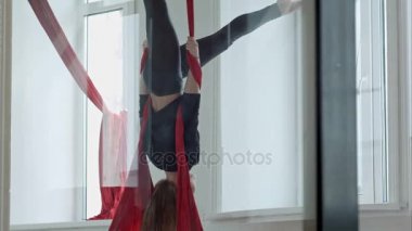 Sınıf hava kumaş üzerine poz güzel dansçı