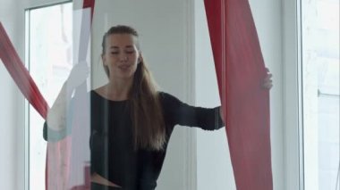 Bir kameraya konuşurken mutlu gülümseyen direk dansör