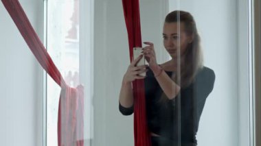 Güzel dansçı selfie Smartphone ile hava ipek egzersiz yaptıktan sonra kullanarak alma
