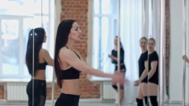 Genç direk dansör bir dersten önce germe