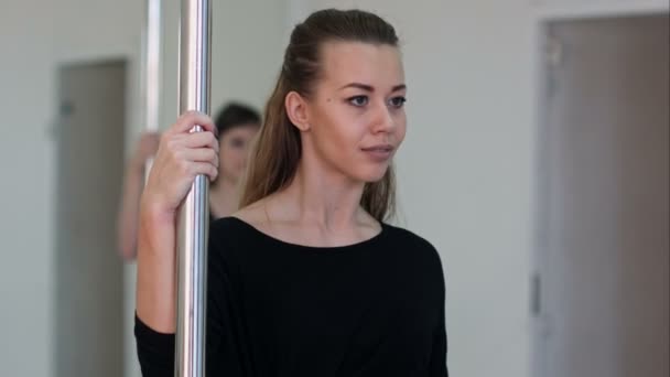 Junge sexy Pole Dance-Frau beim Training — Stockvideo