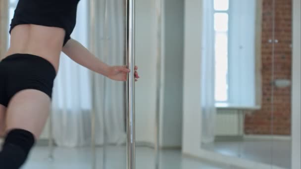 Molto forte e sportiva pole dance donna in lingerie nera capovolta — Video Stock