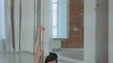 Genç siyah iç çamaşırlarıyla dans seksi kutup dans kadın ince