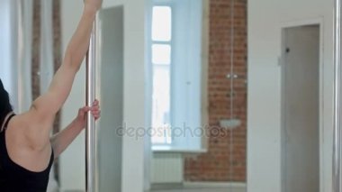 Genç seksi kadın egzersiz kutup dans bir sınıfta