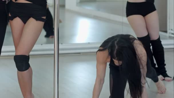 Група молодих жінок, що тягнуться перед танцювальним класом полюса — стокове відео