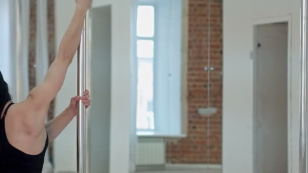 Fiatal szexi nő gyakorlása pole dance osztály — Stock videók