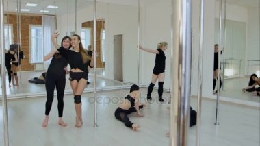 Pratik bir mola ve having fun şirin ve mutlu kutup dansçılar