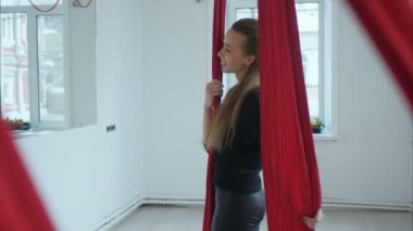 Hava kumaş ile poz güzel dansçı