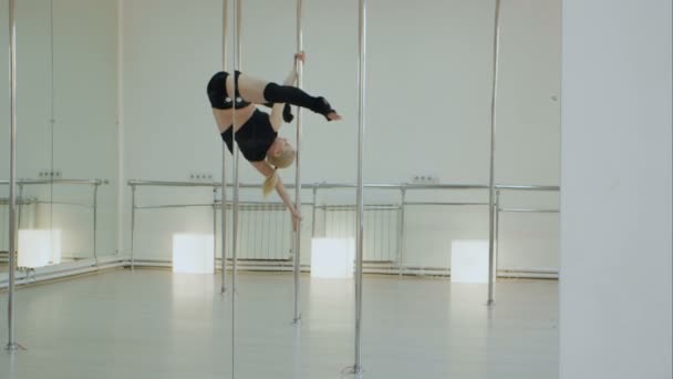 Bailarina de polo, mujer bailando sobre pilón en estudio — Vídeo de stock