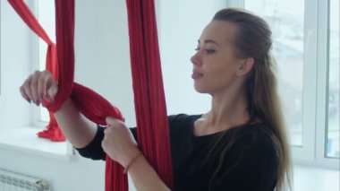 Hava ipek ile elele ve kameraya bakarak güzel dansçı