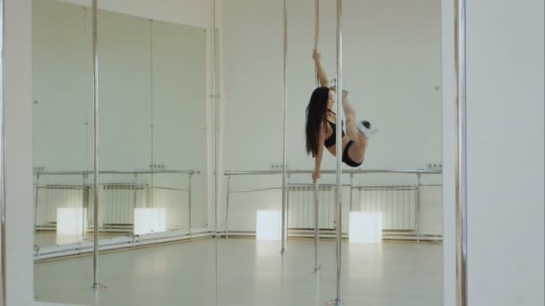 Schöne Frau, die Pole Dance in Stöckelschuhen aufführt — Stockvideo
