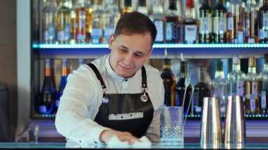 Bar sayaç silme barmen