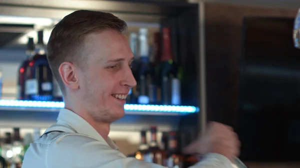 Barman pouring a cocktail drink — Stock Photo, Image