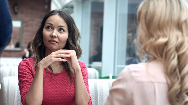 Zwei attraktive Frauen im Gespräch mit einem männlichen Kellner — Stockfoto