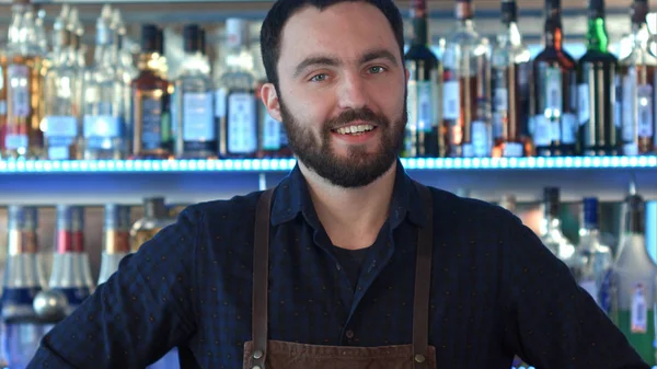 Um barman no trabalho sorrindo e olhando para a câmera — Fotografia de Stock