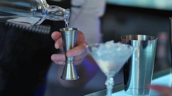 Barman prepara coquetel alcoólico — Fotografia de Stock