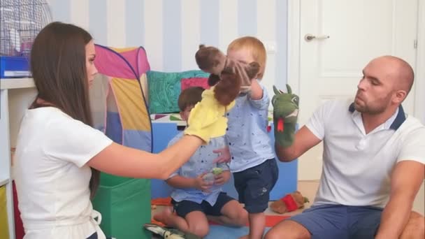 Glückliche junge Familie spielt mit ihren Jungen tierische Handpuppen — Stockvideo