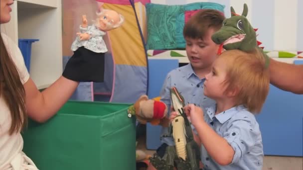 Zwei kleine Jungen haben Spaß beim Spielen mit Handpuppen — Stockvideo