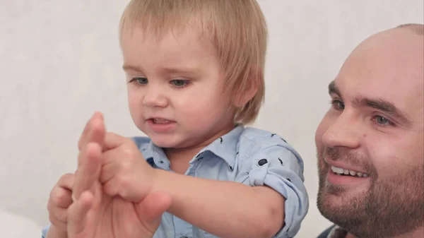 Küçük oğlu ile oynayan genç Baba — Stok fotoğraf