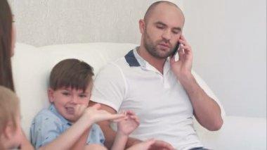 Genç anne kocasıyla telefonda konuşurken ve oğulları ile oynamıyor sinirlenmek