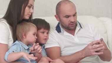 Telefonda onların fotoğraflarına bakmaktan mutlu aile