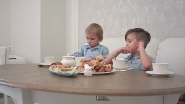 Maman et papa rejoignent leurs enfants masculins à la table du café — Video