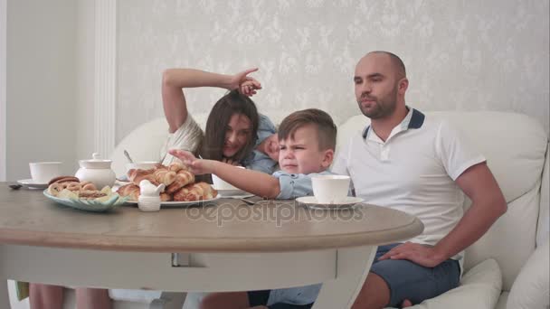 Familia feliz jugando juntos mientras desayunamos en la mesa del restaurante — Vídeos de Stock