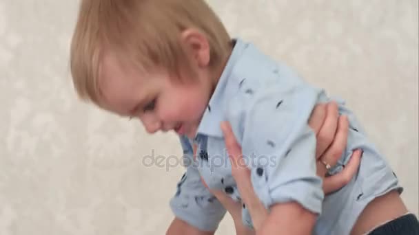 Щаслива мати грає з маленьким хлопчиком вдома — стокове відео
