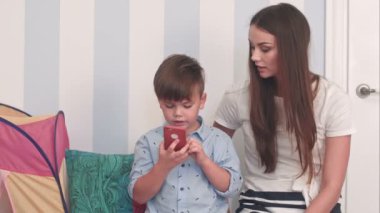 Anne ve oğlu cep telefonu ile oynamak