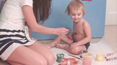 Ona onu Gıdıklanır yapma küçük çocuk vücut boyama anne