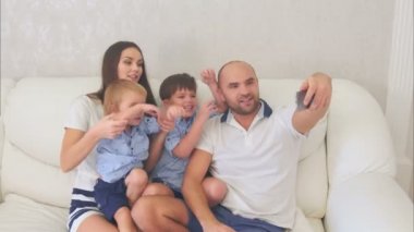 Gülümseyen aile komik selfies kanepede oturan alarak