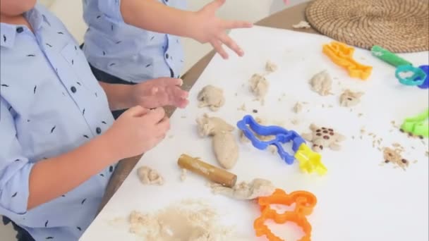 Két aranyos kisfiú játszik a tészta és a tanulás, hogyan kell sütni — Stock videók